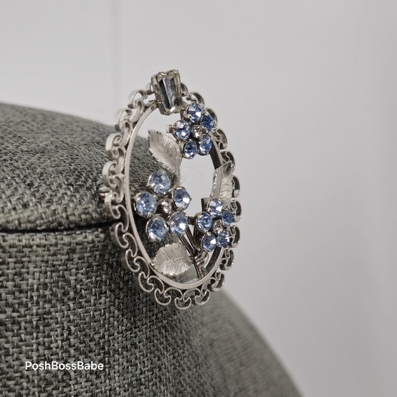 Vintage Krementz Silver-Tone Floral Brooch with Blue Rhinestones 1.5" Oval Pin - Picture 4 of 13